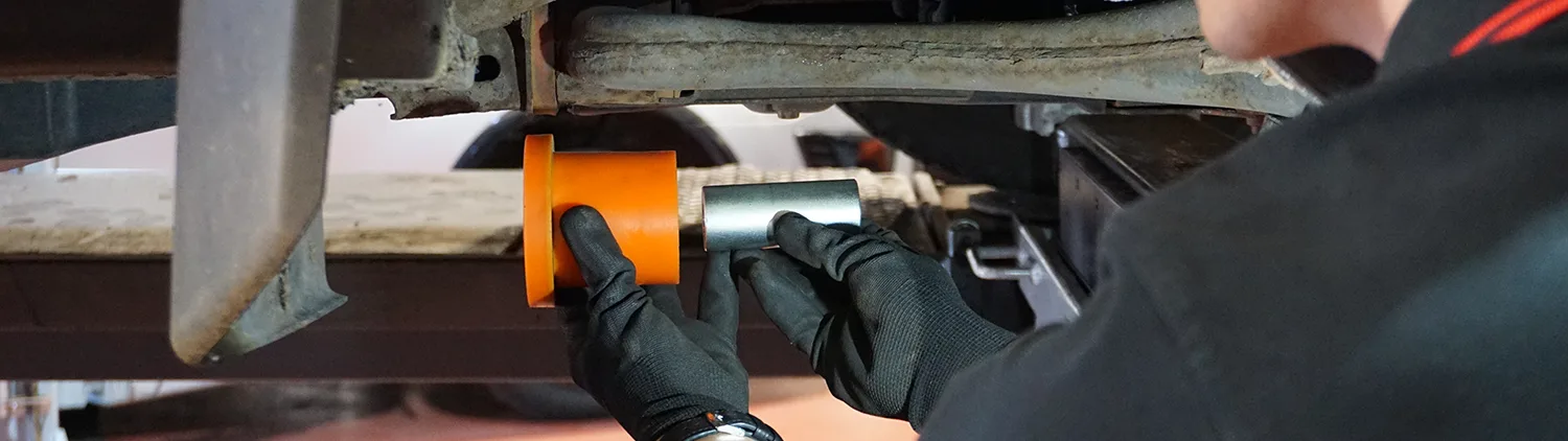 Greg fitting bush to discovery 4 - Banner Asset